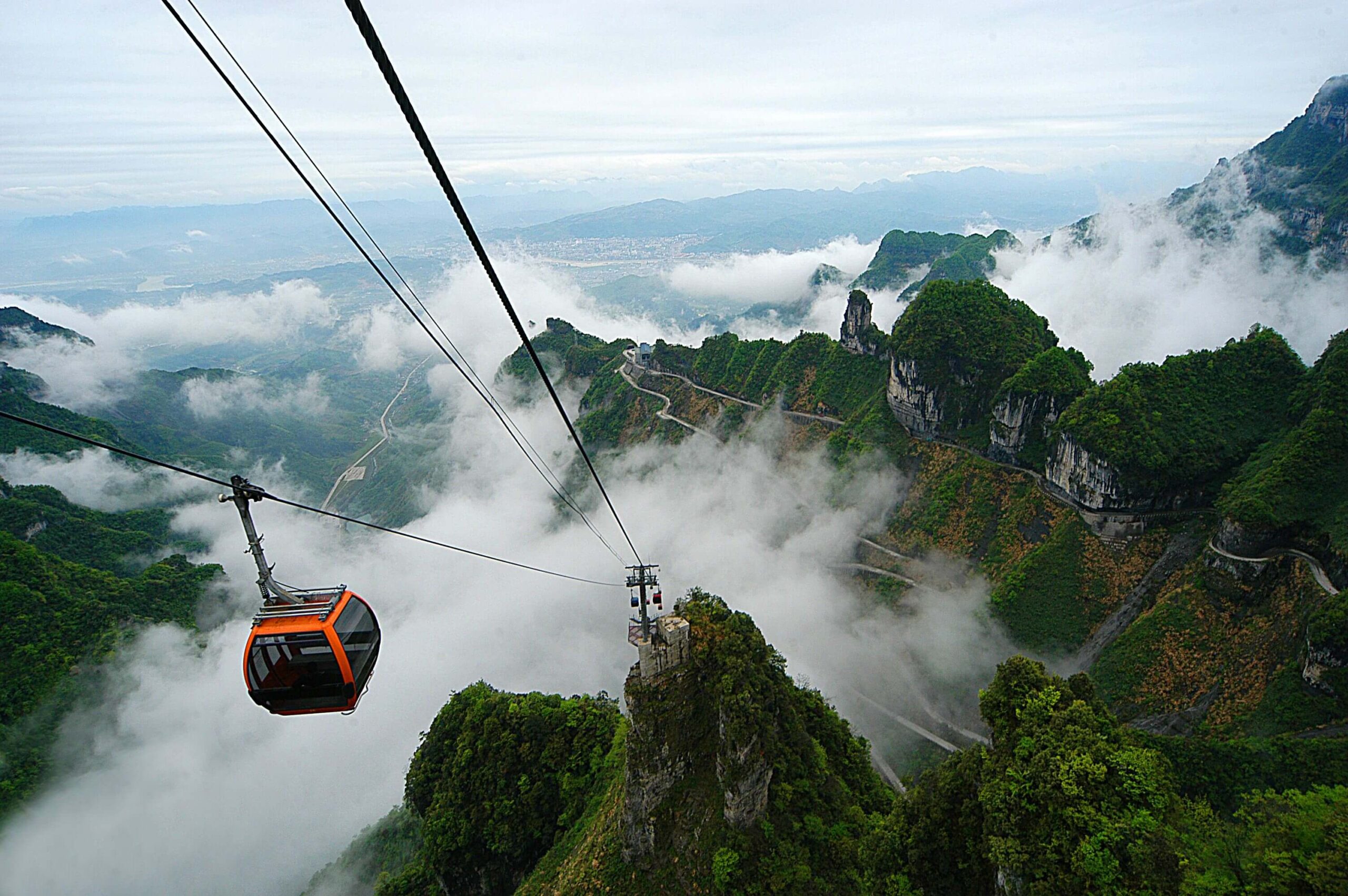 Đi cáp treo ngắm toàn cảnh núi Thiên Môn