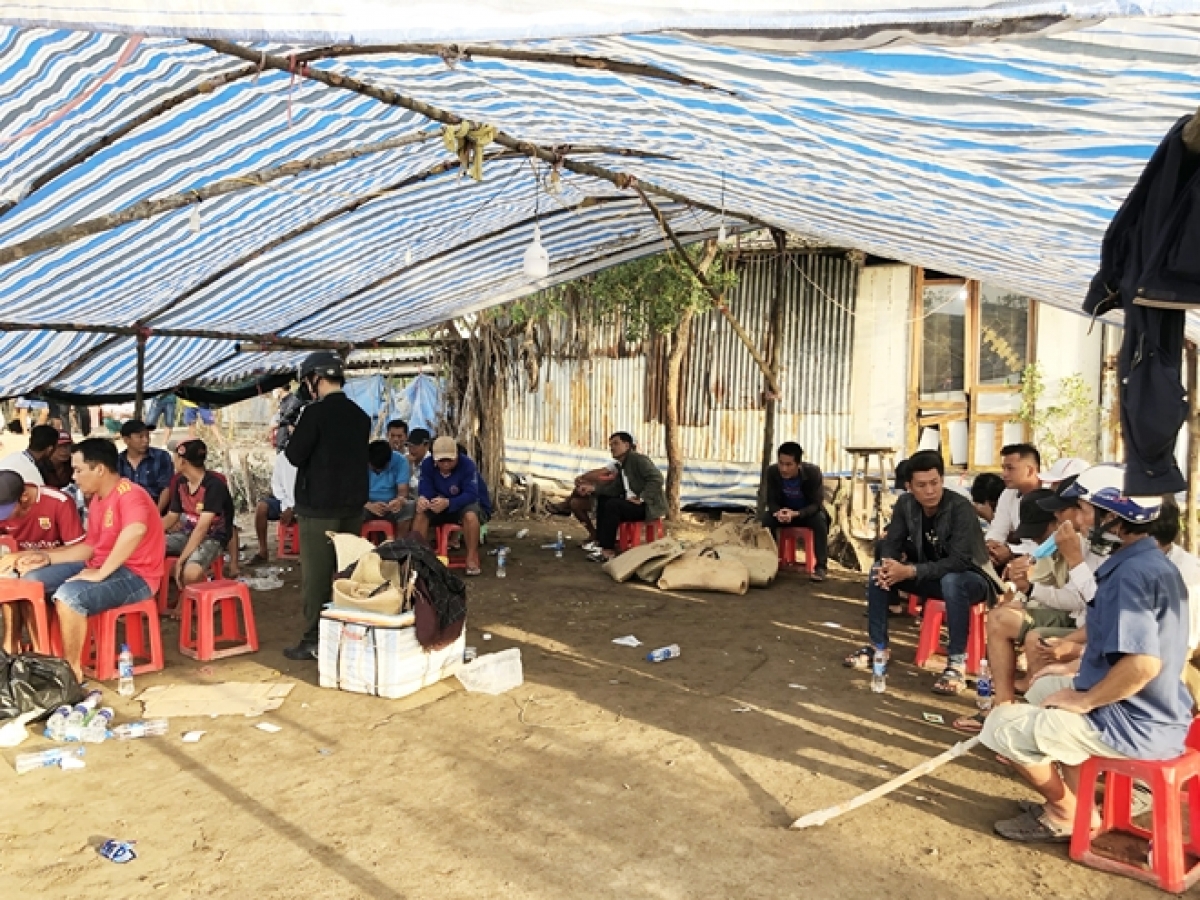 Bắt quả tang nhiều đối tượng đang tụ tập đá gà ăn tiền tại phần đất trống ở thị trấn Sông đốc, huyện Trần Văn Thời.